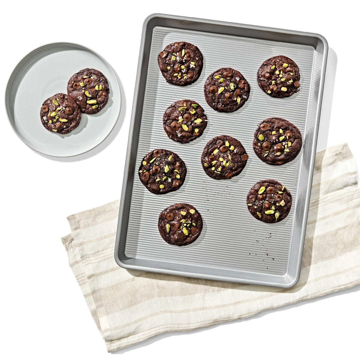non-stick-pro-clear-coated-half-sheet-pan-f4 gg_11435300_half-sheet-pan_pdp_01.jpeg
