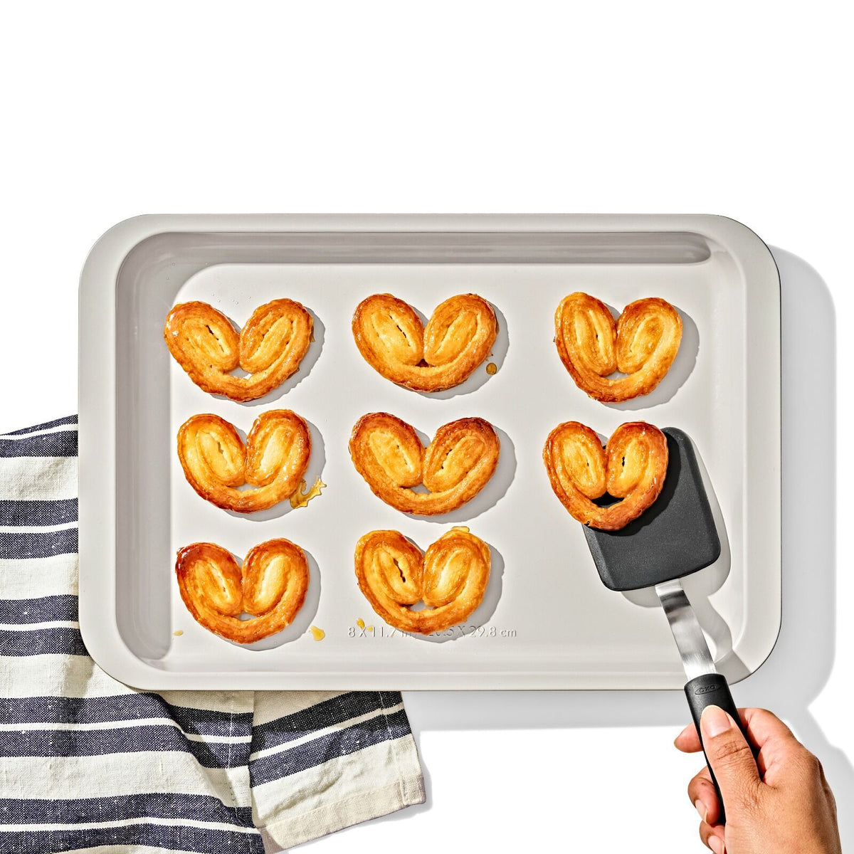 non-stick-pro-ceramic-coated-metal-bakeware-quarter-sheet-pan-t5 oxo_quarter-sheet-pan_pdp_03_1.jpg