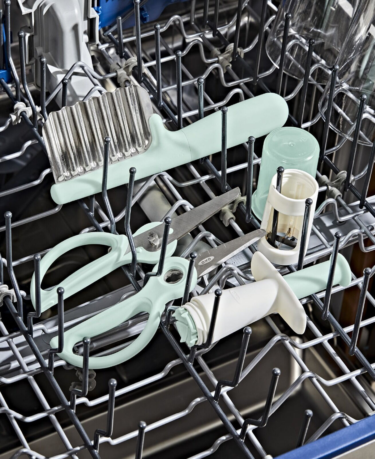 on-the-go-food-scissors-with-case-g0 tot_61176600_baby-food-scissors-opal_pdp_macys_04.jpeg